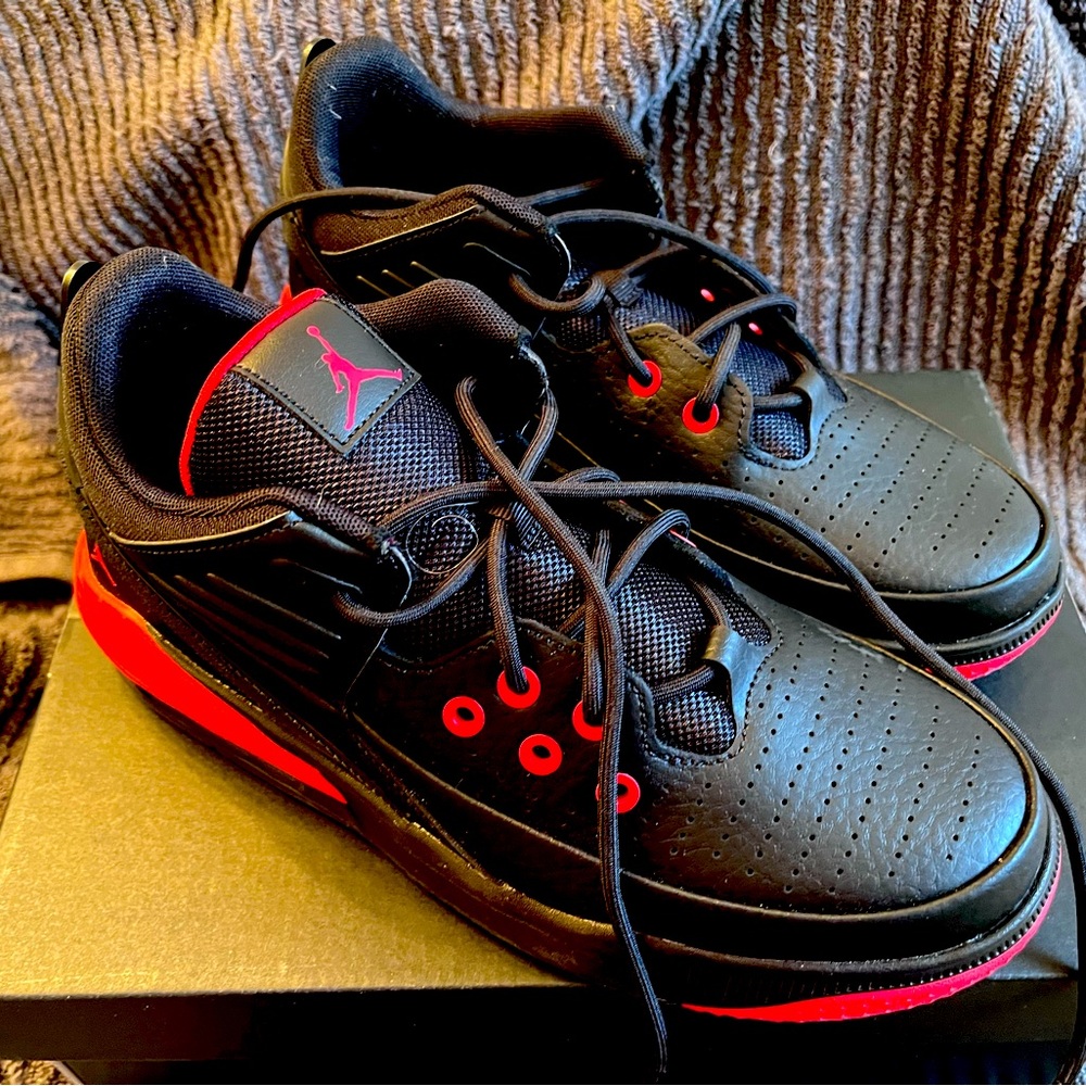 Jordan Max Aura 5 size 6.5y. Womens 8